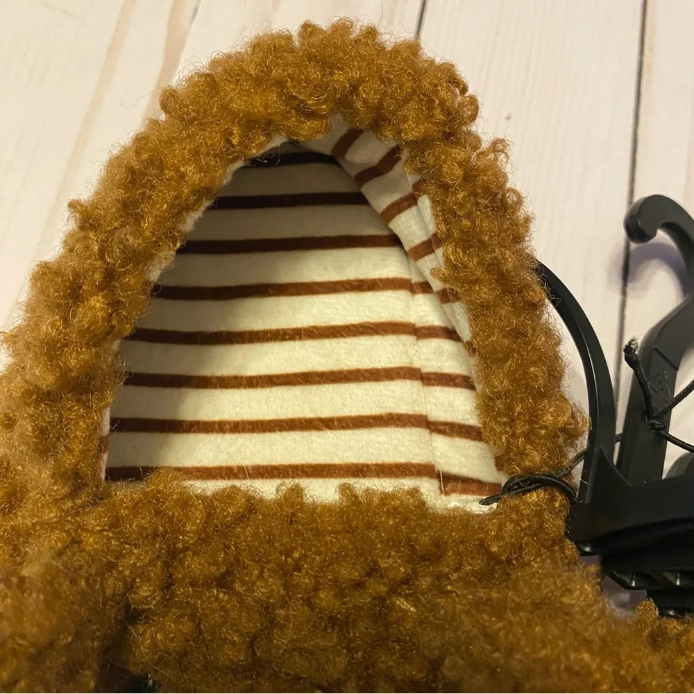 WONDER NATION kid’s fuzzy bear slippers 9/10 NEW